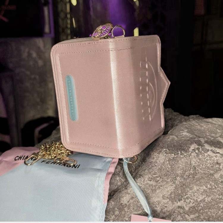 دوشی کوچک کیارا صورتی شاین – Chiara Ferragni