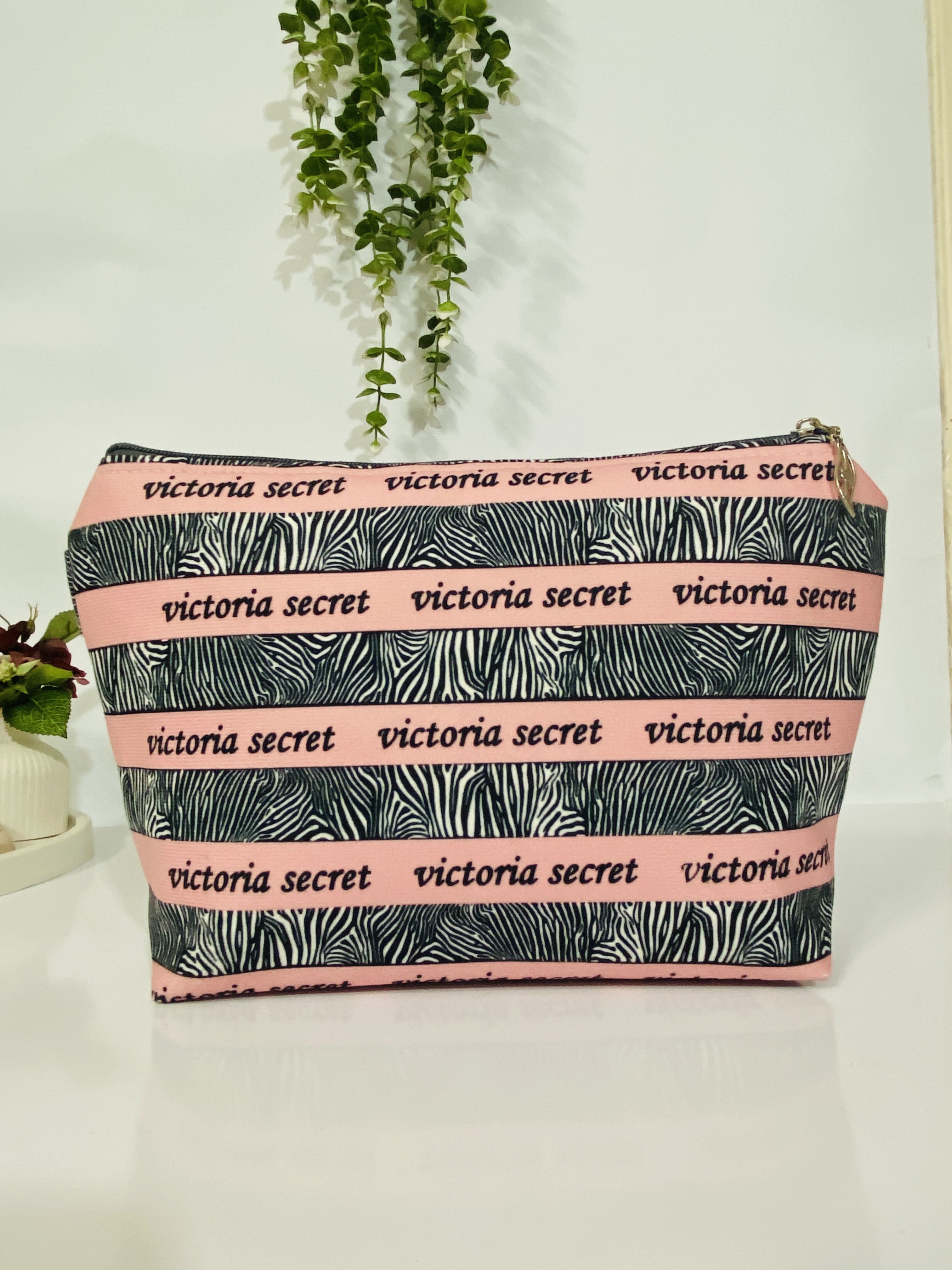 کیف آرایشی ویکتوریا سکرت